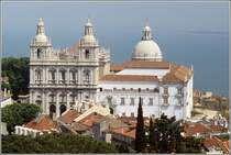 Lissabon. Das Kloster Sao Vicente de Fora vom Castelo de Sao Jorge aus gesehen. Im Hintergrund wird das Kloster von der Kuppel des Panteo Nacional (Igreja de Santa Engrcia) berragt.
Scan eines Dias vom April 1995.
