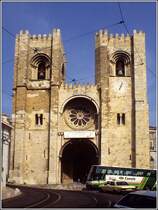 Lissabon. Die Catedral S Patriarcal ist die lteste Kirche der Stadt. Mit ihrem Bau wurde Mitte des 12. Jahrhunderts begonnen.
Scan eines Dias vom April 1995.