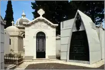 Lissabon. Auf dem Cemit�rio dos Prazeres (Friefhof der Freuden) gibt es hausartige Grabst�tten und Mausoleen in allen erdenklichen Formen. 
Scan eines Dias vom April 1995. 

