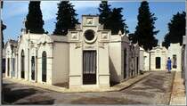 Lissabon. Der Cemitrio dos Prazeres (Friefhof der Freuden) liegt im Westen der Stadt. Ganze Straenzge sind von hausartigen Grabsttten gesumt. 
Scan eines Dias vom April 1995.

