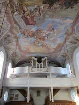 Bichlbach, Orgelempore und Deckengemlde der St. Lorenz Kirche (01.04.2013)