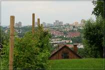 Stuttgart Stadt der Gegenstze: Blick von einem Schrebergarten ber das Neckartal zur Hochhaussiedlung Neugereut. Die Stadtteile und die Bebauung Stuttgart berziehen eine sehr schne abwechslungsreiche Landschaft, die man sich gerne auch ohne die Stadt wnschen wrde. Fr eine Stadt bietet diese Landschaft aber hohe Lebensqualitten, da das Stadtgebiet von sehr viel grn durchzogen ist, man also immer auch schnell in unbebauter Landschaft ist. 1.7.2007 (Matthias)