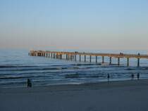 Auch am Abend,vom 06.April 2013,spazierten noch Leute am Strand und auf der Seebrcke in Binz.