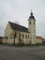 Hartkirchen, barocke Pfarrkirche St. Stephanus, erbaut von 1717 bis 1719, Kirchturm erbaut 1748 durch den Architekten Johann Matthias Krinner (07.04.2013)