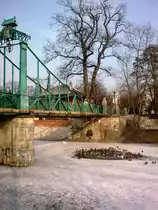 Zugefrorener M�hlgraben in Oppeln (Opole) im Januar 2013 mit Schwimmloch f�r Enten neben der  Groschenbr�cke  (diese hei�t so, weil das �berqueren einst einen Groschen kostete)