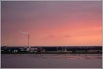 Vor dem im Abendrot des 01.07.2007 um 22 Uhr glhenden Himmel verliert die Industrieanlage in Nordenham ihre sonst eher triste Wirkung.
