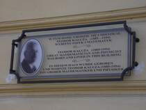 Gedenktafel am Geburtshaus von Theodor Kaluza, einem Wegbereiter Albert Einsteins im Winter 2011 in Oppeln (Opole)