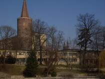 Blick auf das Regierungsgebude der Woiwodschaft mit dem Piastenturm des einst hier stehenden Schlosses in Oppeln (Opole) im Winter 2011