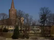 Blick auf das Regierungsgeb�ude der Woiwodschaft mit dem Piastenturm des einst hier stehenden Schlosses in Oppeln (Opole) im Winter 2011