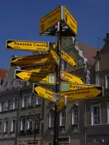 Auf dem Ring (Rynek) in Oppeln (Opole) ist die Entfernung zu den Partnerst�dten ausgewiesen. Aufnahme vom Sommer 2012