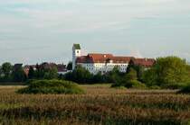 Bad Buchau, Schlo und Stiftskirche im Abendlicht, Aug.2012
