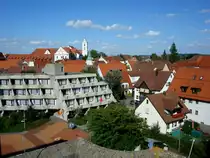 Bad Buchau, Blick von der Dachterrasse der Kurklinik zum Schlo� und zur Stiftskirche, Aug.2012
