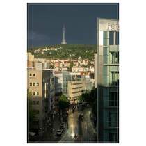 Stuttgart im Abendlicht nach einem Regenschauer. Blick vom Rotebhlzentrum auf die Fritz-Elsas-Strae und hinauf zum Fernmeldeturm auf dem Frauenkopf. 2.7.2007 (Matthias)