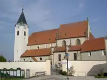 Stiftskirche St. Margarete in Ardagger, erbaut Anfang des 13. Jahrhundert, Margaretenfenster im Ostchor von 1240 (21.04.2013)