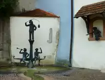 Engen, Narrenbrunnen an der Peterstra�e, Juli 2012