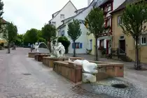 Engen, neugestaltete Brunnenanlage auf der Hauptstra�e, Juli 2012