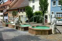 Engen, neugestaltete Brunnenanlage auf der Hauptstra�e, Juli 2012