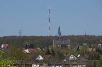 Blick aus Ottenhausen zur Kirche St. Johannes Baptista in Altenkessel.
Im Hintergrund der Grundnetzsender Schocksberg.
25.04.2013