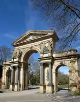 Freiburg, Eingangsportal zum 1872 er�ffneten Hauptfriedhof, April 2013