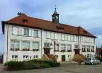 Appenweier (Appenwihr), Rathaus und Schule in einem Geb�ude, der bereits 884 erstmals erw�hnte Ort im Elsa� liegt zwischen Colmar und Breisach, Juni 2012