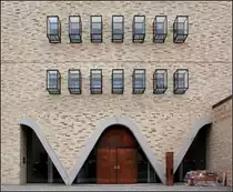 . . Neubau bisch�fliches Ordinariat Di�zese Rottenburg-Stuttgart in Rottenburg am Neckar. Ungew�hnlich ebenso, aber bei Lederer, Ragnarsd�ttir, Oei auch schon �fters zu sehen diese parabelf�rmigen �ffnungen oder Fenster, hier am Haupteingang. 01.05.2013 (Matthias)