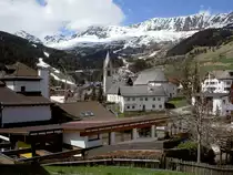 Serfaus, Ausblick auf die alte Pfarrkirche Unsere liebe Frau im Walde und neue 
Pfarrkirche Maria Himmelfahrt (28.04.2013)