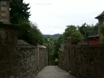 Ein Fu�g�ngerweg in Richtung Elbe an der Stra�e Altk�tzschenbroda in Radebeul.(25.7.2011)