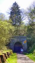 Deutschland, Rheinland-Pfalz, Eifel, der Maare-Mosel-Radweg (MMR) an der Nordeinfahrt des  Grossen Schitzohr  Tunnels (560 m lang) zwischen Daun und Schalkenmehren. Der MMR (58 km lang) verbindet Daun in der Vulkaneifel ber die ehemaligen Bahnnebenstrecken Daun-Wengerohr und Wengerohr–Bernkastel-Kues mit dem Moseltal. 05.05.2013