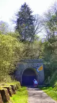 Deutschland, Rheinland-Pfalz, Eifel, der Maare-Mosel-Radweg (MMR) an der Nordeinfahrt des  Grossen Schitzohr  Tunnels (560 m lang) zwischen Daun und Schalkenmehren. Der MMR (58 km lang) verbindet Daun in der Vulkaneifel �ber die ehemaligen Bahnnebenstrecken Daun-Wengerohr und Wengerohr–Bernkastel-Kues mit dem Moseltal. 05.05.2013