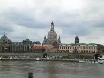 Das Elbufer und der obere Teil der Dresdner Frauenkirche.(25.7.2011)