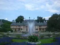 Schloss Pillnitz mit Brunnen.(27.7.2011)