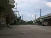 Ein einsamer Parkplatz unter der Marienbr�cke in Dresden-Friedrichstat.(27.7.2011)