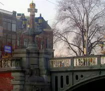 Niederlande, Amsterdam, die Laternen der Blauwbrug (niederl�ndisch f�r Blaubr�cke) eine Br�cke �ber den Fluss Amstel. 08.02.2005
