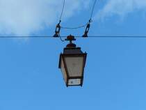 Elektrische Straenlaterne, hngend zwischen zwei Hauswnden, irgendwo in Tbingen. April 2013