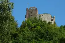 Waldkirch, die Ruine der 1260-70 erbauten Kastelburg, hoch &uuml;ber der Stadt, Juli 2012