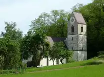 Schlatt im Markgr�flerland, die St.Sebastian-Kirche, der Turm stammt noch aus dem 13.Jahrhundert, Mai 2012
