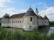 Wasserschlo Aistersheim, erbaut ab 1159, mittelalterliche Wasserburg, rechteckige 
Anlage mit vier Rundtrmen (05.05.2013)
