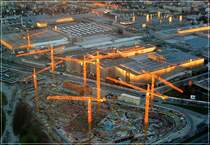 Da leuchten die Baukrne und Kamine: Sonnenuntergang in Mnchen am 4.1.2005. Hier entsteht die neue BMW-Welt, dahinter das BMW-Werk. (Jonas)