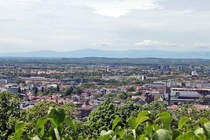 18.05.2013 ber den Dchern von Freiburg. Blick vom Schloberg. Im Hintergrund sieht man den Kaiserstuhl.
