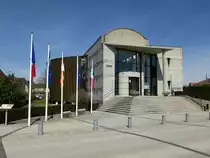 Bantzenheim im Oberelsa�, neuerbautes Rathaus von 1997, beherbergt auch eine Bibliothek, April 2013