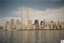 Mittlerweile eine historische Aufnahme. Manhatten 1997 vom Schiff aus fotografiert. Zwischen den Zwillingst�rmen ist das alte Woolworth Geb�ude zu erkennen.