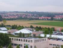 Erfurt-Nord, im Vordergrund der Thringen Park und im Hintergrund der Tower des Erfurter Flughafens  Airfurt ; 09.07.2007