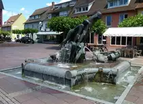 Neuenburg am Rhein, die Brunnenanlage  Monument  auf dem Rathausplatz, eine in Bronze gegossene Stadtchronik, Juni 2012