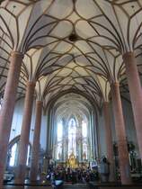 Villach, Stadtpfarrkirche St. Jakob, erbaut ab 1360, Gewlbe mit Netzrippen von 1524,Hochaltar von 1784 (18.05.2013) 