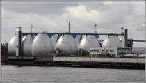 Die Faultrme der Klranlage im Hamburger Hafen werden nachts farbig angestrahlt. 23.05.2013