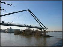 Eine Fugngerbrcke im Dsseldorfer Medienhafen, aufgenommen am 11.03.2007.