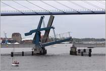 Stralsund. Die alte Ziegelgrabenbrcke wird geffnet um den Schiffsverkehr passieren zu lassen. 13.05.2013

