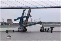 Stralsund. Die alte Ziegelgrabenbr�cke wird ge�ffnet um den Schiffsverkehr passieren zu lassen. 13.05.2013

