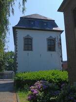 Mnchengladbach Odenkirchen. Ansicht des ehemaligen Wohnturm der Burg Odenkirchen, er ist alles was von der Burg berig geblieben ist. Heute ist der Heimatverein Odenkirchen der  Bewohner   des Turms. 8.6.2013