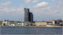 Gdynia. Die �ber 140 m hohen Sea Towers �berragen das Zentrum der Stadt. Rechts daneben ist das Aquarium auf der S�dmole zu sehen. 14.05.2013